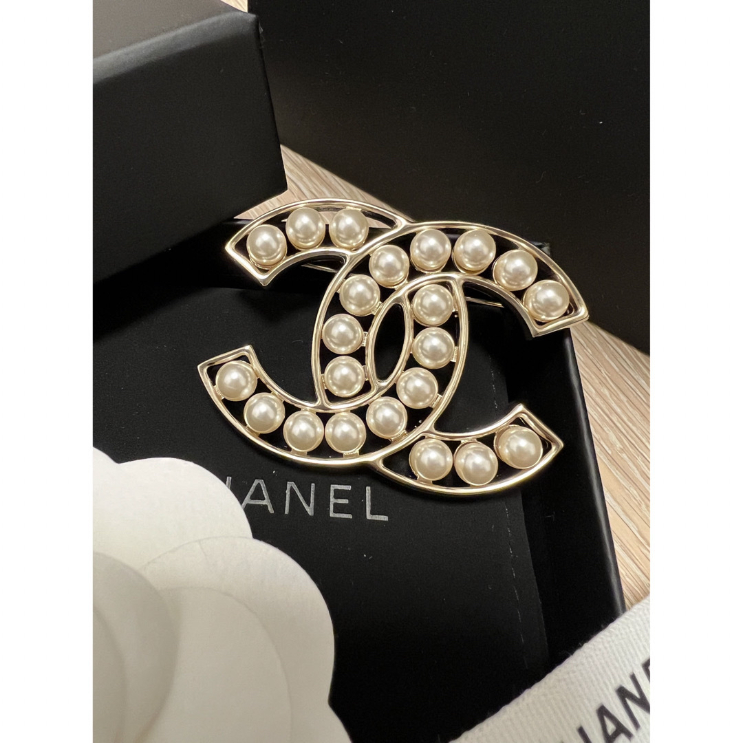 CHANEL(シャネル)の新品未使用　CHANEL パールブローチ レディースのアクセサリー(ブローチ/コサージュ)の商品写真