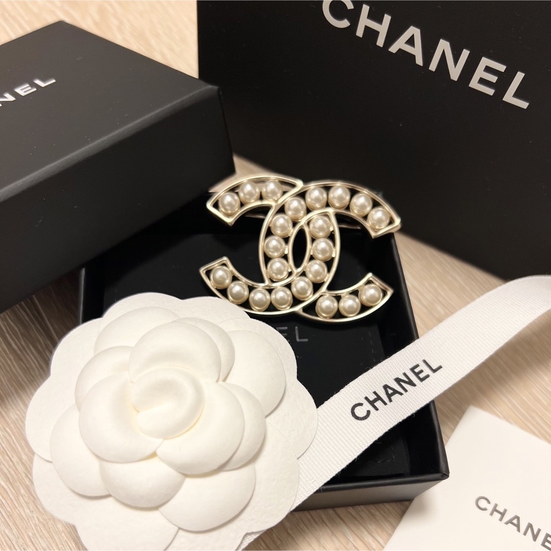 CHANEL(シャネル)の新品未使用　CHANEL パールブローチ レディースのアクセサリー(ブローチ/コサージュ)の商品写真