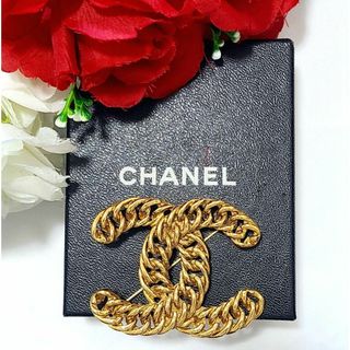 CHANEL ロゴ入り　スクエア型ブローチ