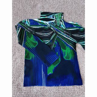 イッセイミヤケ(ISSEY MIYAKE)の【新品同様】ISSEY MIYAKE meシリーズTシャツ(シャツ/ブラウス(長袖/七分))