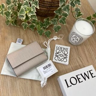 極美品 LOEWE パテントレザー LOEWE 折り財布 ベルト ホック 茶