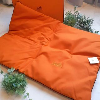 エルメス(Hermes)の【未使用正規品❣】激レア エルメス クッション マット オレンジ 馬車刺繍(犬)