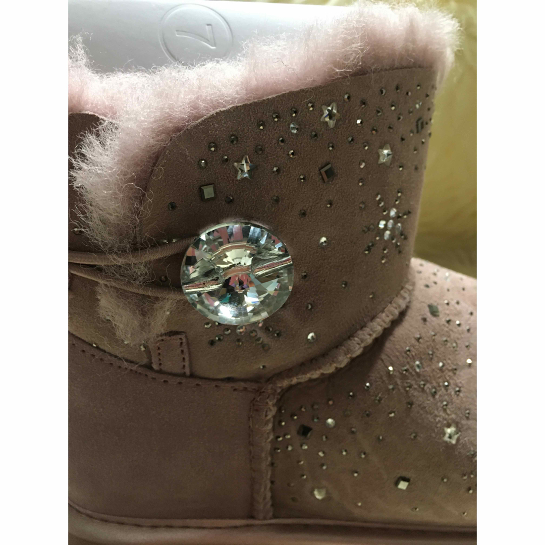 UGG(アグ)の可愛いクリスタルボタンオーストラリアUGGブーツ レディースの靴/シューズ(ブーツ)の商品写真