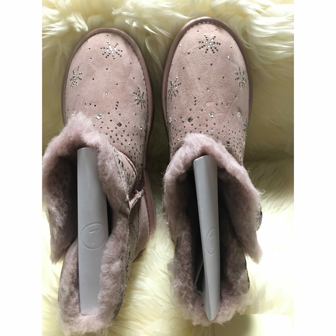 UGG(アグ)の可愛いクリスタルボタンオーストラリアUGGブーツ レディースの靴/シューズ(ブーツ)の商品写真