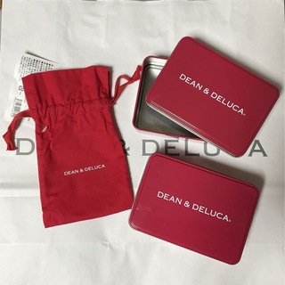 ディーンアンドデルーカ(DEAN & DELUCA)のDEAN&DELUCA RED缶 2個 と ホリデー 限定 レッド 巾着袋 (ノベルティグッズ)