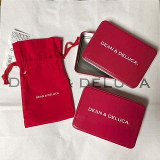 ディーンアンドデルーカ(DEAN & DELUCA)のDEAN&DELUCA RED缶 2個 と ホリデー 限定 レッド 巾着袋 (ノベルティグッズ)