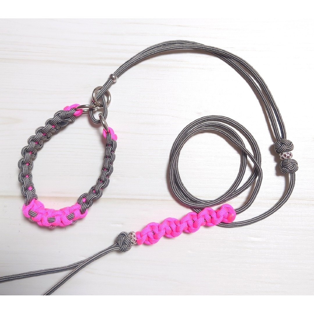 首輪一体型✾パラコードリード　花(ホットピンク)×ベージュ&ブラック ハンドメイドのペット(リード/首輪)の商品写真
