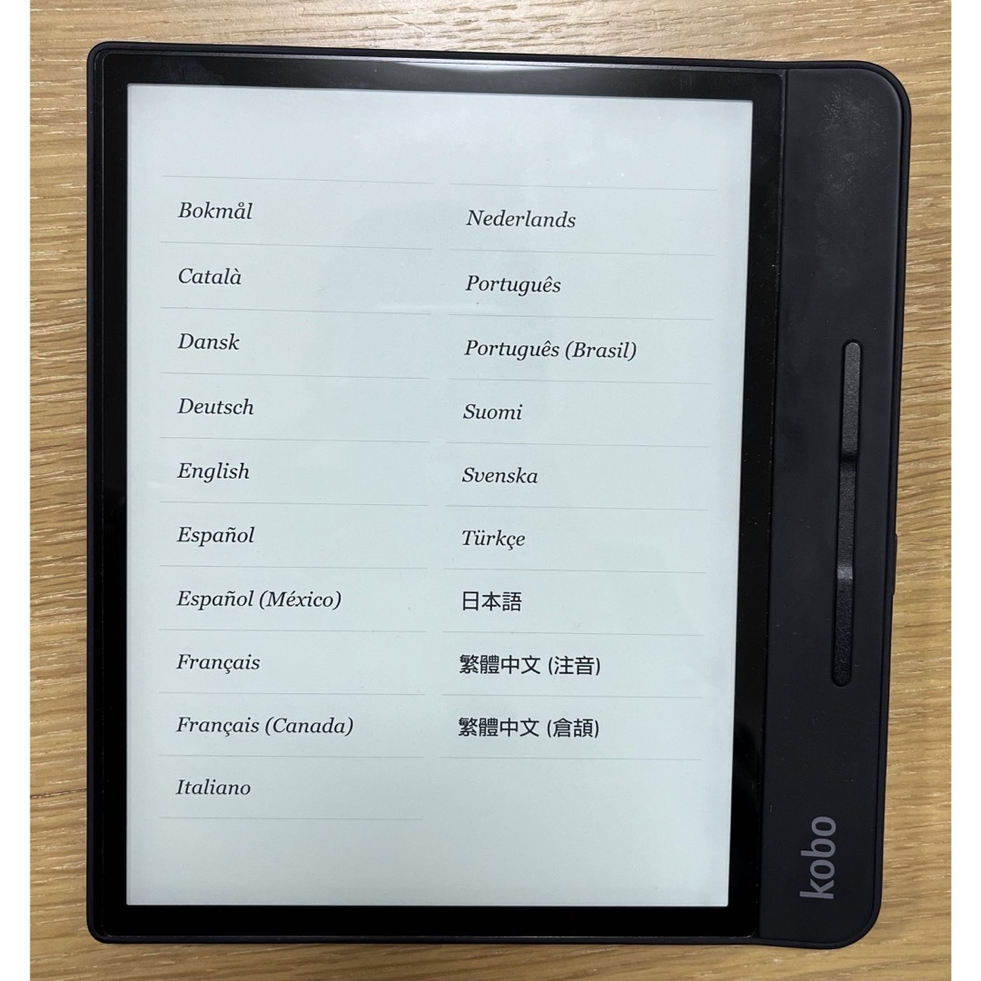 Rakuten(ラクテン)の（ケース付）楽天 Kobo Forma 32GB　電子書籍リーダー スマホ/家電/カメラのPC/タブレット(電子ブックリーダー)の商品写真