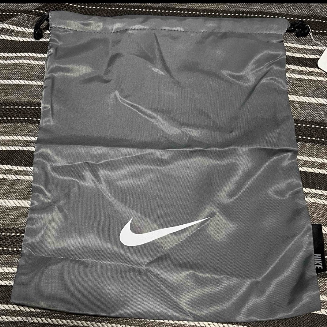 NIKE(ナイキ)のNIKEシューズケース キッズ/ベビー/マタニティのこども用バッグ(シューズバッグ)の商品写真