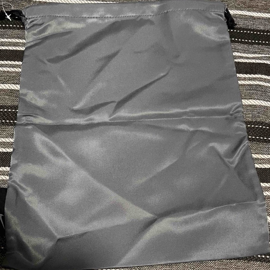 NIKE(ナイキ)のNIKEシューズケース キッズ/ベビー/マタニティのこども用バッグ(シューズバッグ)の商品写真