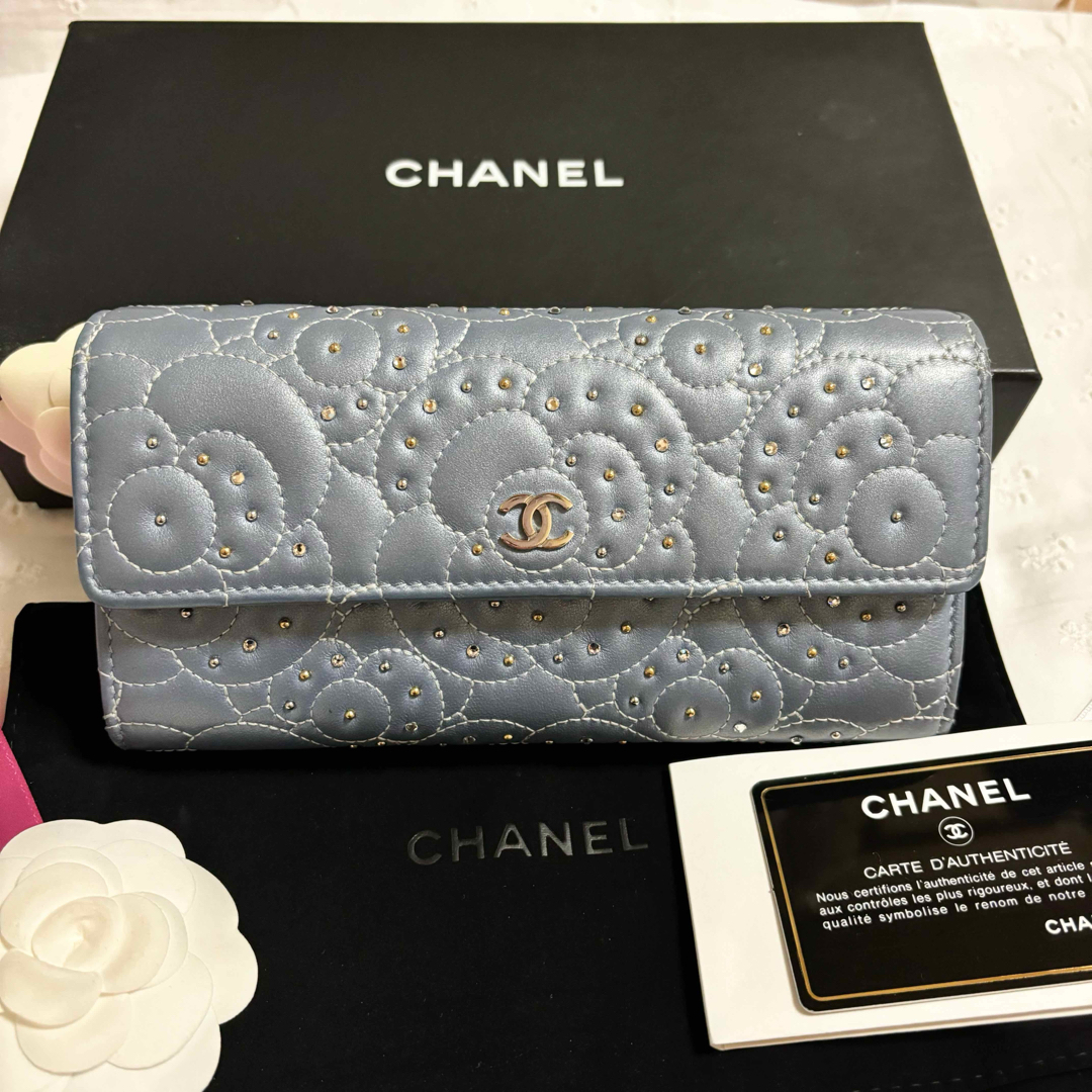 CHANEL(シャネル)の専用☆CHANEL シャネル カメリア スタッズ 長財布 フラップウォレット レディースのファッション小物(財布)の商品写真