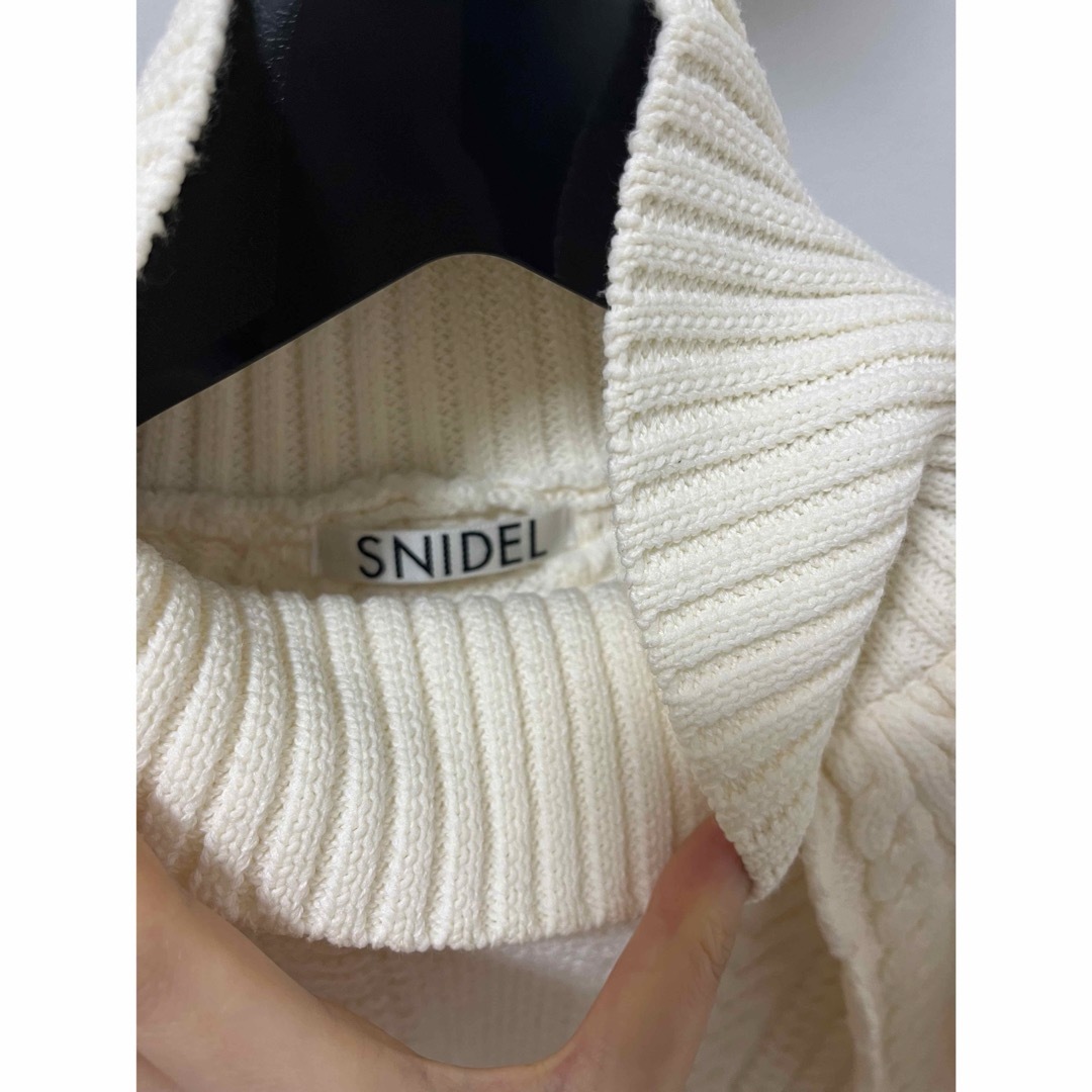 SNIDEL(スナイデル)の新品 snidel ケーブルデザインニットプルオーバー　泉里香さん着用 レディースのトップス(ニット/セーター)の商品写真