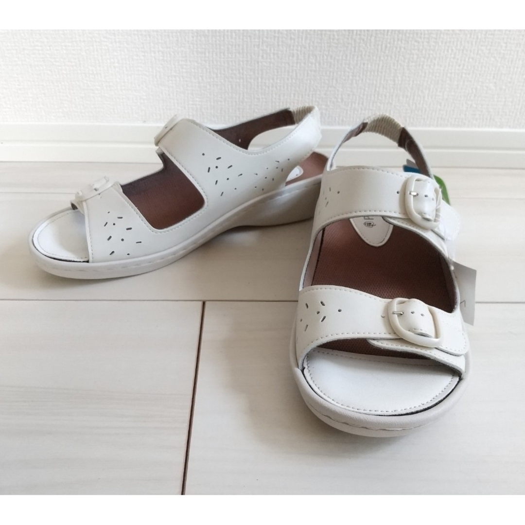 （736）オフホワイト サンダル（Mサイズ） レディースの靴/シューズ(サンダル)の商品写真