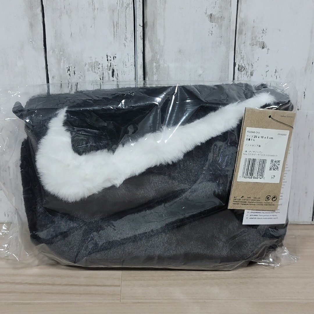 NIKE(ナイキ)の週末値下げ NIKE ナイキ フェイクファーボディバッグ レディースのバッグ(トートバッグ)の商品写真