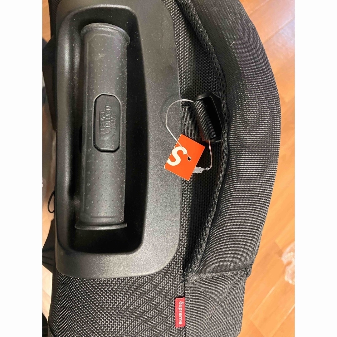 Supreme(シュプリーム)のSupreme×ノース ‘Wayfinder 25 Rolling Bag’  メンズのバッグ(トラベルバッグ/スーツケース)の商品写真