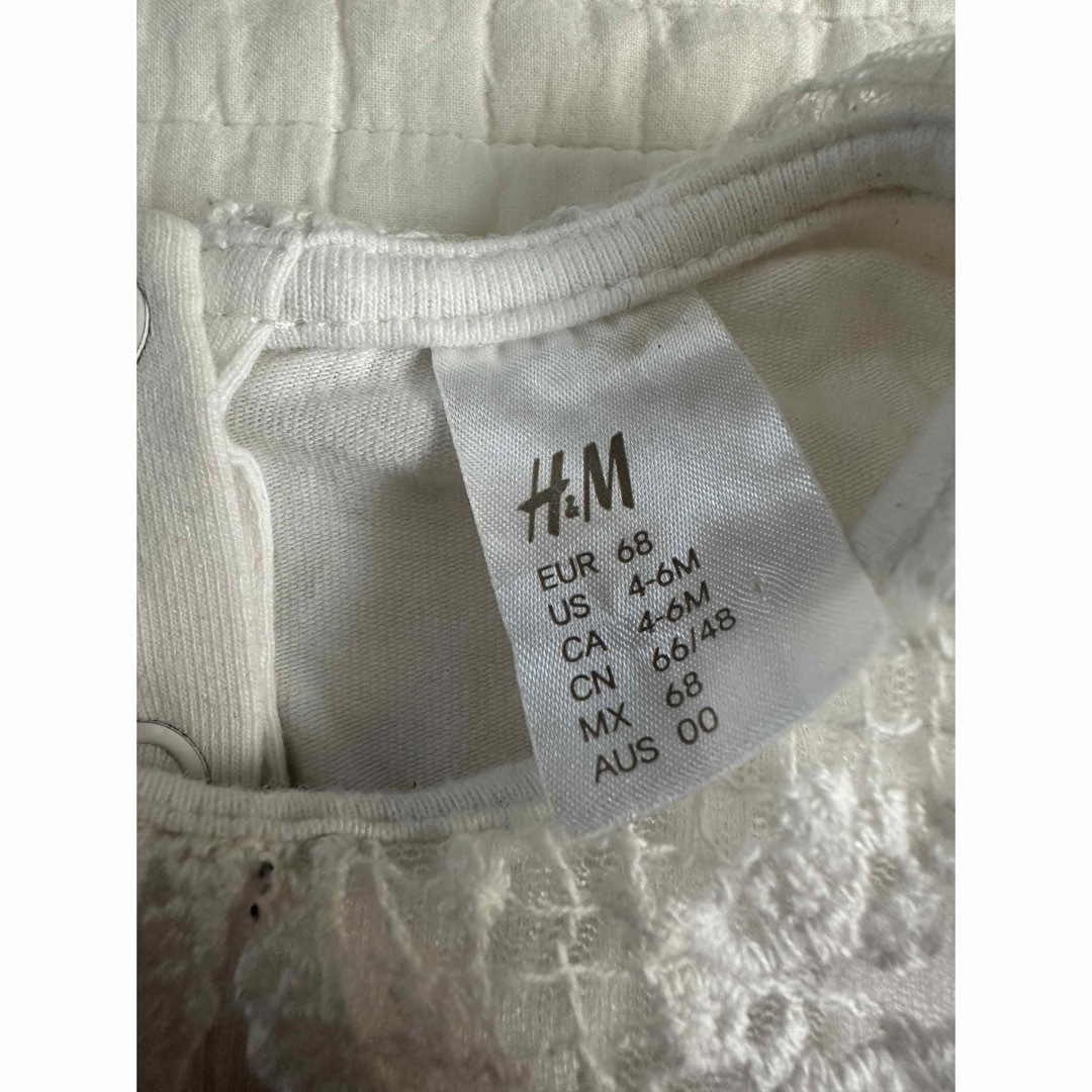 H&M(エイチアンドエム)のH&M 長袖Tシャツ　70 ベビー　トップス　 カットソー　レース襟 ベビー服　 キッズ/ベビー/マタニティのベビー服(~85cm)(シャツ/カットソー)の商品写真