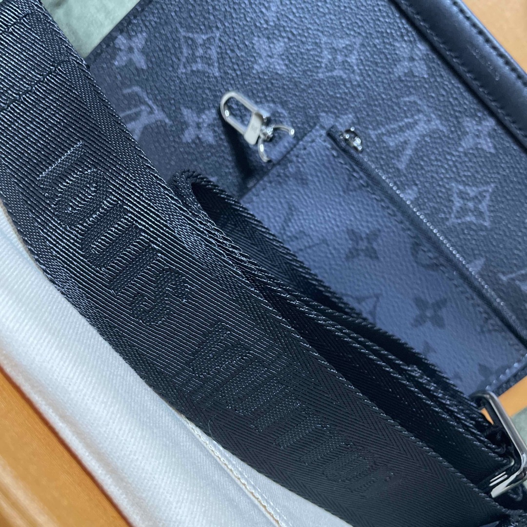 LOUIS VUITTON(ルイヴィトン)の本日まで出品【新品未使用】ルイヴィトン  ガストン　ウェアラブル　ウォレット メンズのバッグ(ショルダーバッグ)の商品写真