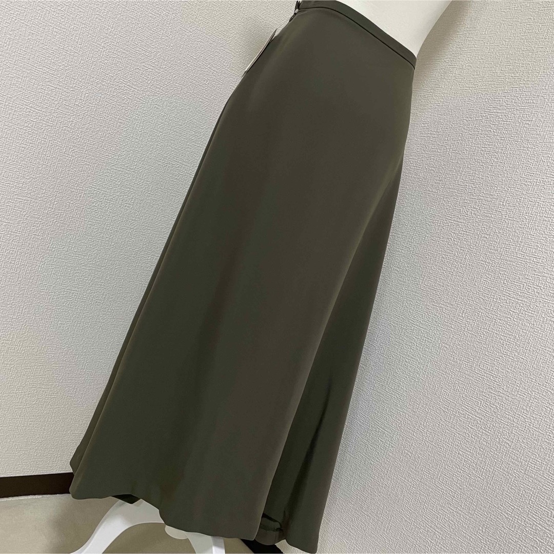 LIMITLESS LUXURY(リミットレスラグジュアリー)の【新品タグ付】LIMITLESS LUXURYフレアロングスカート　カーキ レディースのスカート(ロングスカート)の商品写真