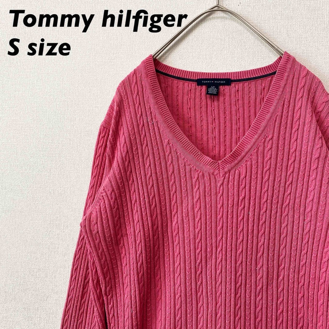 TOMMY HILFIGER(トミーヒルフィガー)のトミーヒルフィガー　ニット　セーター　ケーブル編み　Vネック　刺繍ロゴ　ピンク色 レディースのトップス(ニット/セーター)の商品写真