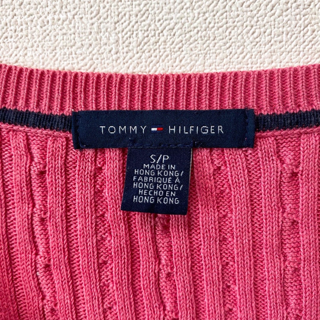 TOMMY HILFIGER(トミーヒルフィガー)のトミーヒルフィガー　ニット　セーター　ケーブル編み　Vネック　刺繍ロゴ　ピンク色 レディースのトップス(ニット/セーター)の商品写真