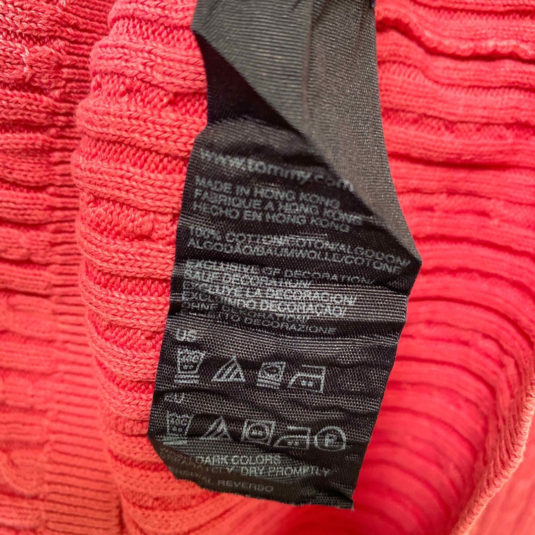 TOMMY HILFIGER(トミーヒルフィガー)のトミーヒルフィガー　ニット　セーター　ケーブル編み　Vネック　刺繍ロゴ　ピンク色 レディースのトップス(ニット/セーター)の商品写真