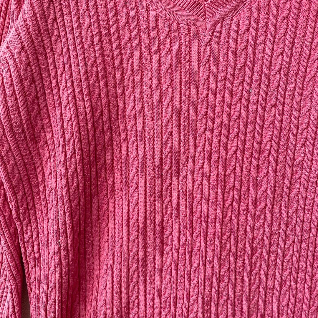 TOMMY HILFIGER(トミーヒルフィガー)のトミーヒルフィガー　ニット　セーター　ケーブル編み　Vネック　刺繍ロゴ　ピンク色 レディースのトップス(ニット/セーター)の商品写真