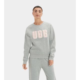 アグ(UGG)の完売品 UGG  マドリンファジーロゴクルーネック スウェット(トレーナー/スウェット)