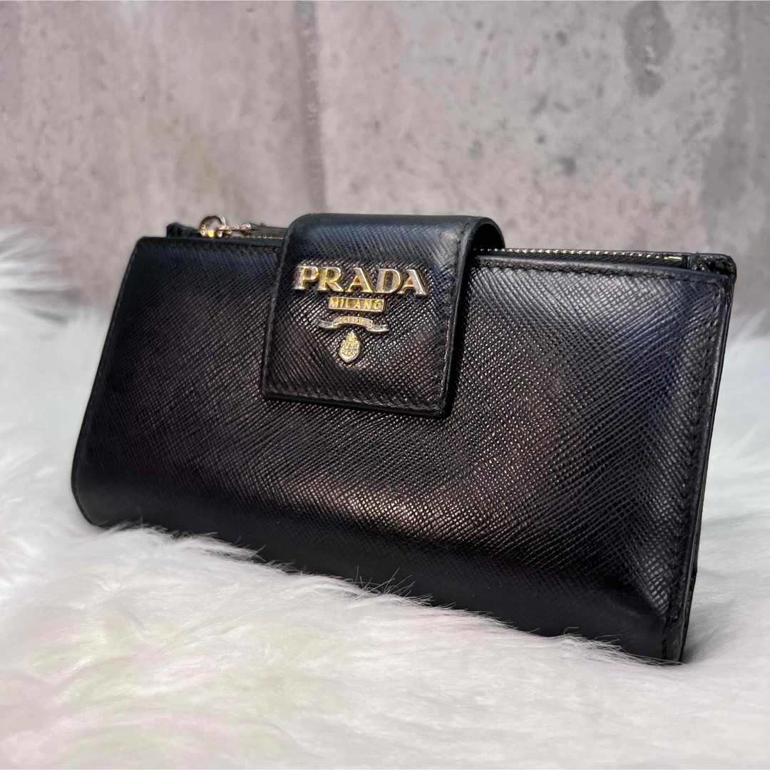 PRADA(プラダ)の美品✨　プラダ PRADA  折り財布 サフィアーノ レザー ブラック メンズ レディースのファッション小物(財布)の商品写真