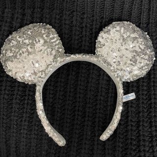 ディズニー(Disney)のディズニー　カチューシャ　スパンコール　シルバー(キャラクターグッズ)