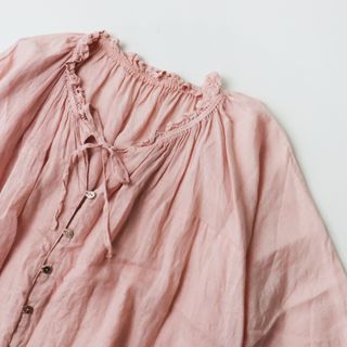 ネストローブ(nest Robe)の2023SS ネストローブ nest Robe リネン Vネックフリルブラウス limited color F/ピンク トップス ギャザー リボン-.【2400013622837】(シャツ/ブラウス(長袖/七分))