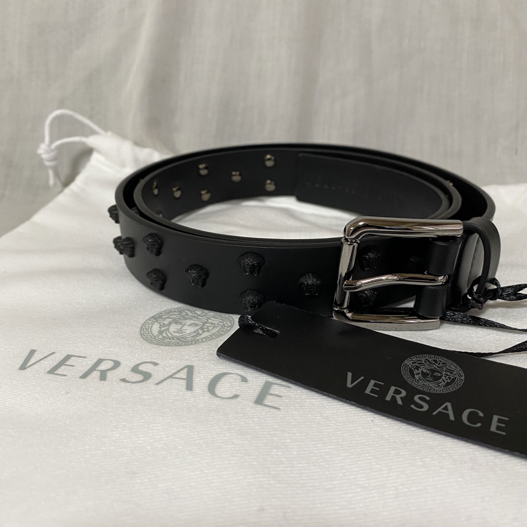 VERSACE(ヴェルサーチ)の新品 本物正規品 VERSACE メンズ レザー ベルト メデューサスタッズ 黒 メンズのファッション小物(ベルト)の商品写真