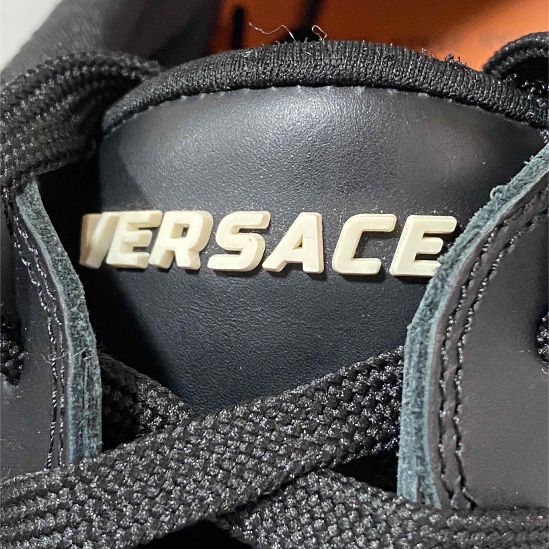 VERSACE(ヴェルサーチ)の新品 本物 正規品 VERSACE スニーカー&中古トートバッグ 2点セット メンズの靴/シューズ(スニーカー)の商品写真