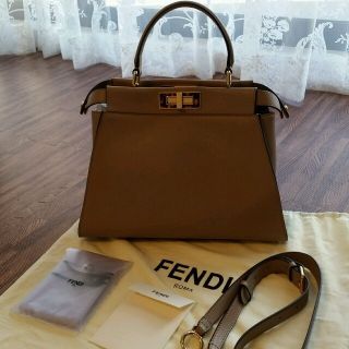 Fendi フェンディ ピーカブー レギュラーサイズの通販 By Riri11 フェンディならラクマ Fendi フェンディ ピーカブー レギュラーサイズの通販 By Riri11 フェンディならラクマ