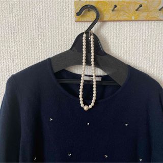 ストロベリーフィールズ(STRAWBERRY-FIELDS)の美品 ビジュー付 家で洗えるモチモチニット ネイビー M(ニット/セーター)