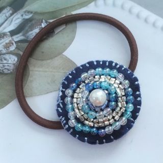 ブルーとシルバーの ビーズ刺繍 ヘアゴム(ヘアアクセサリー)