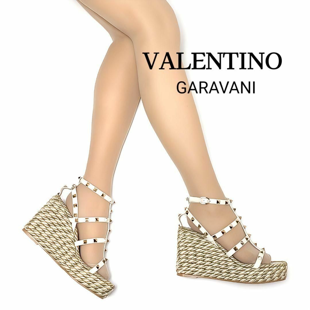 valentino garavani(ヴァレンティノガラヴァーニ)の新品そっくりさん⭐ヴァレンティノガラヴァーニ　ロックスタッズサンダル37 レディースの靴/シューズ(サンダル)の商品写真