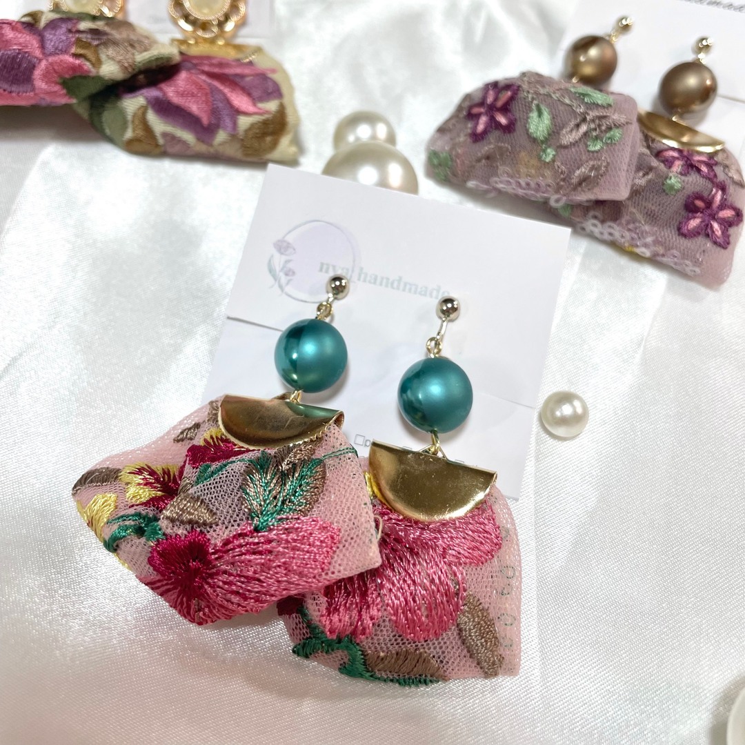 【刺繍リボンシリーズ   D   イヤリング／ピアスに変更可】ハンドメイド ハンドメイドのアクセサリー(イヤリング)の商品写真