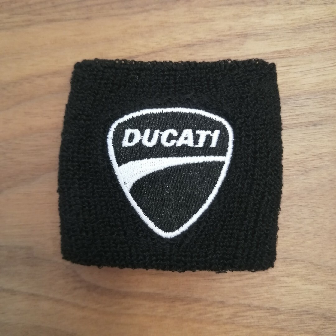 Ducati(ドゥカティ)のDUCATI(ドゥカティ)"黒" マスターシリンダーカバー 自動車/バイクのバイク(パーツ)の商品写真