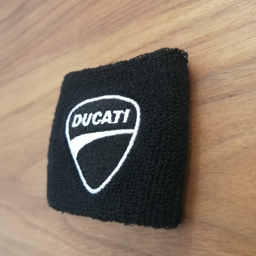 Ducati(ドゥカティ)のDUCATI(ドゥカティ)"黒" マスターシリンダーカバー 自動車/バイクのバイク(パーツ)の商品写真