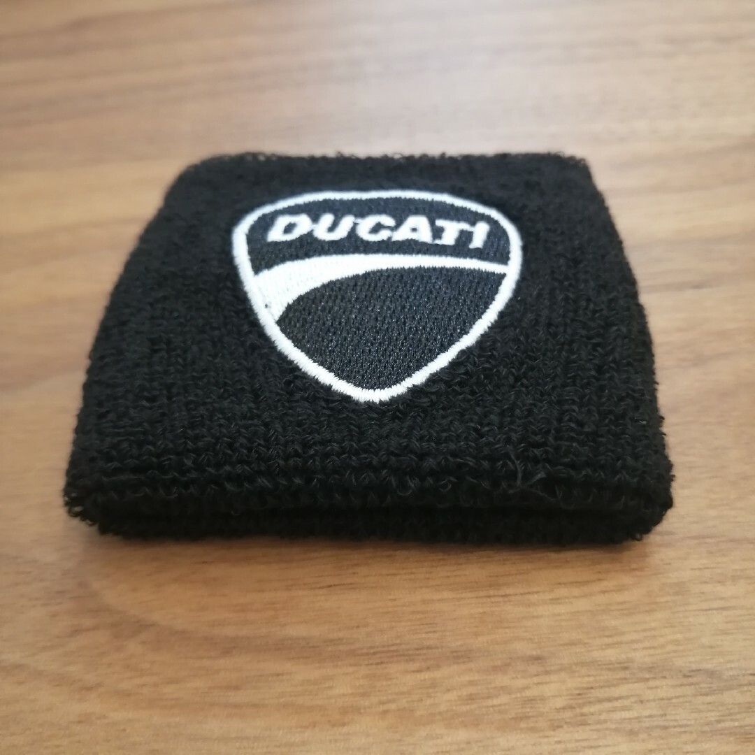 Ducati(ドゥカティ)のDUCATI(ドゥカティ)"黒" マスターシリンダーカバー 自動車/バイクのバイク(パーツ)の商品写真