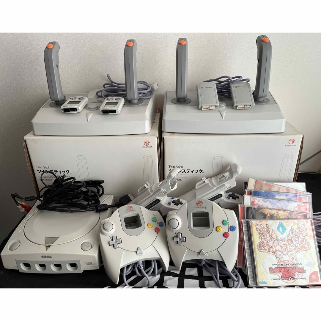 ドリームキャスト本体と付属品 エンタメ/ホビーのゲームソフト/ゲーム機本体(家庭用ゲーム機本体)の商品写真