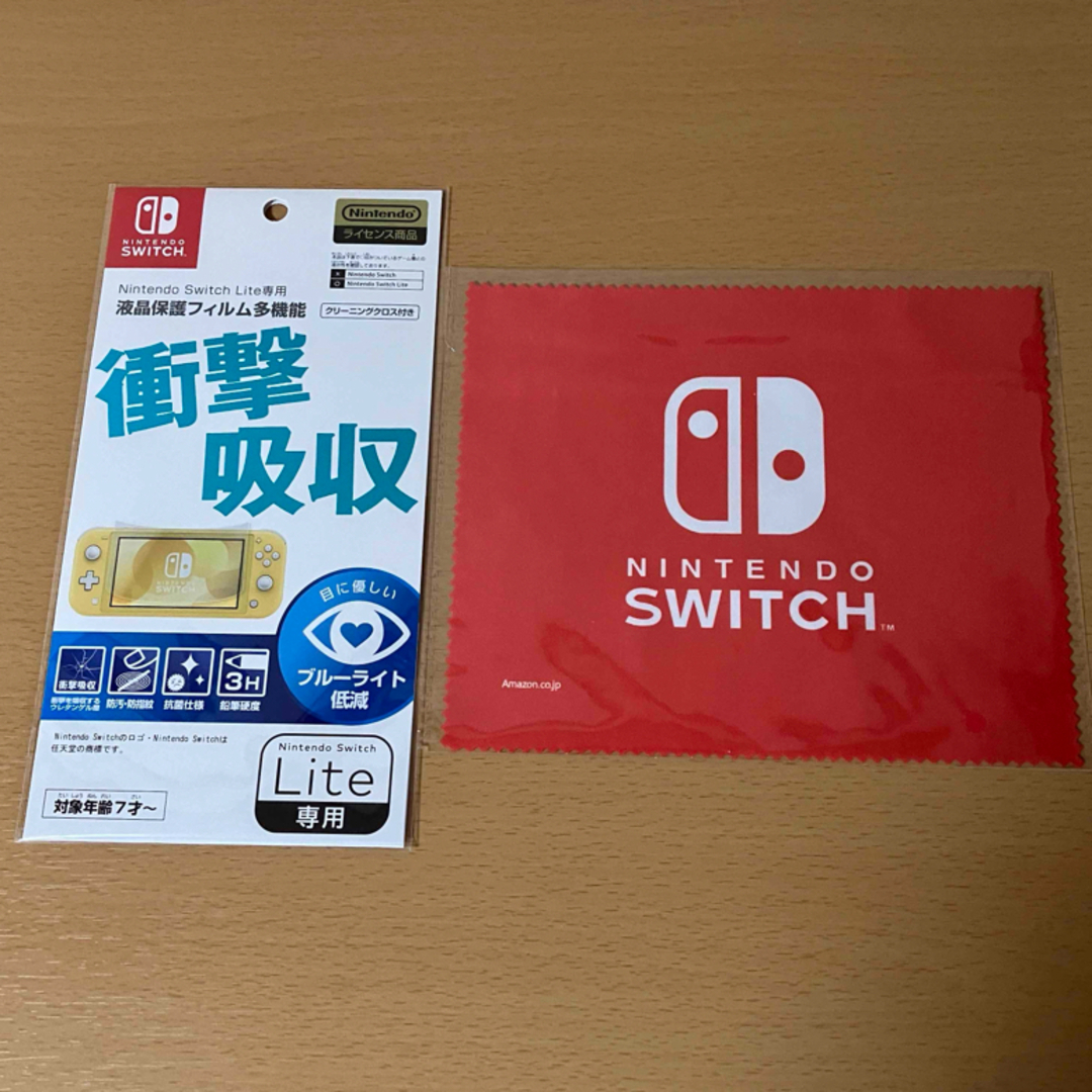 Nintendo Switch(ニンテンドースイッチ)のNintendo Switch Lite保護フィルム&マイクロファイバークロス エンタメ/ホビーのゲームソフト/ゲーム機本体(その他)の商品写真