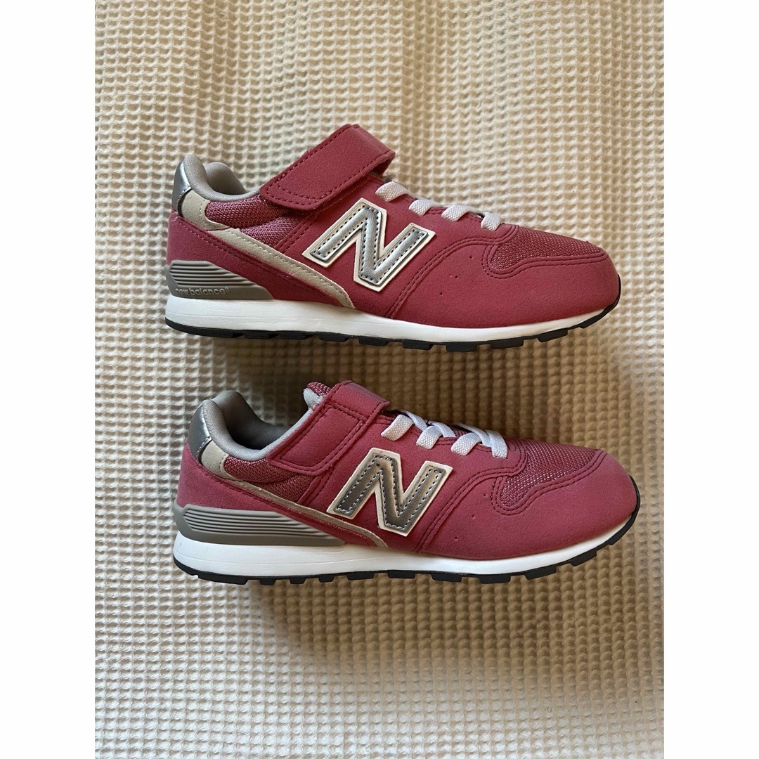 996（New Balance）(キュウキュウロク)のnew balance ニューバランス　キッズ　スニーカー　21.5㎝　ピンク キッズ/ベビー/マタニティのキッズ靴/シューズ(15cm~)(スニーカー)の商品写真