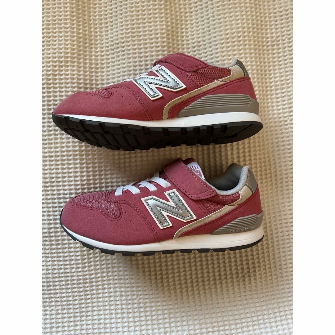 996（New Balance）(キュウキュウロク)のnew balance ニューバランス　キッズ　スニーカー　21.5㎝　ピンク キッズ/ベビー/マタニティのキッズ靴/シューズ(15cm~)(スニーカー)の商品写真