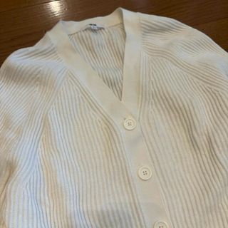 ユニクロ(UNIQLO)の【美品】ホワイトニットカーディガン　M(ニット/セーター)