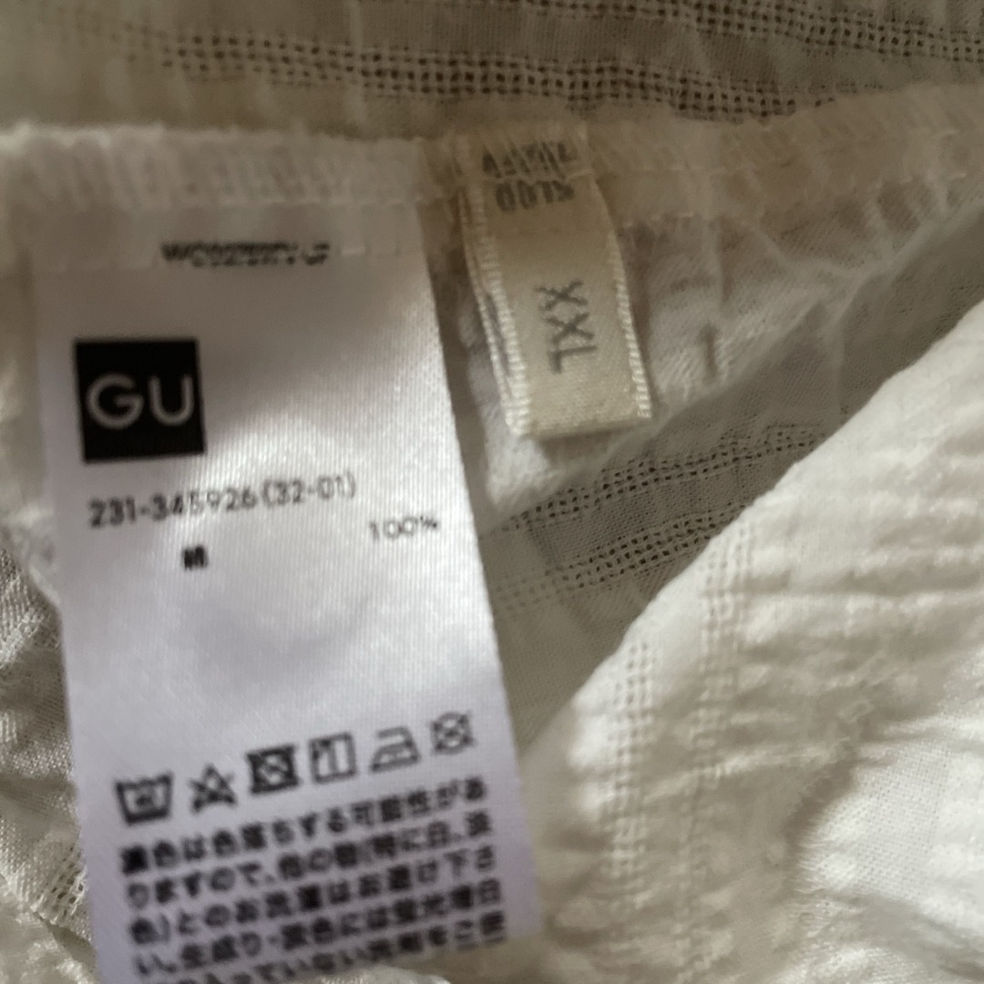 GU(ジーユー)の５３　　大きい　GU 白バフ袖シャツ レディースのトップス(シャツ/ブラウス(半袖/袖なし))の商品写真