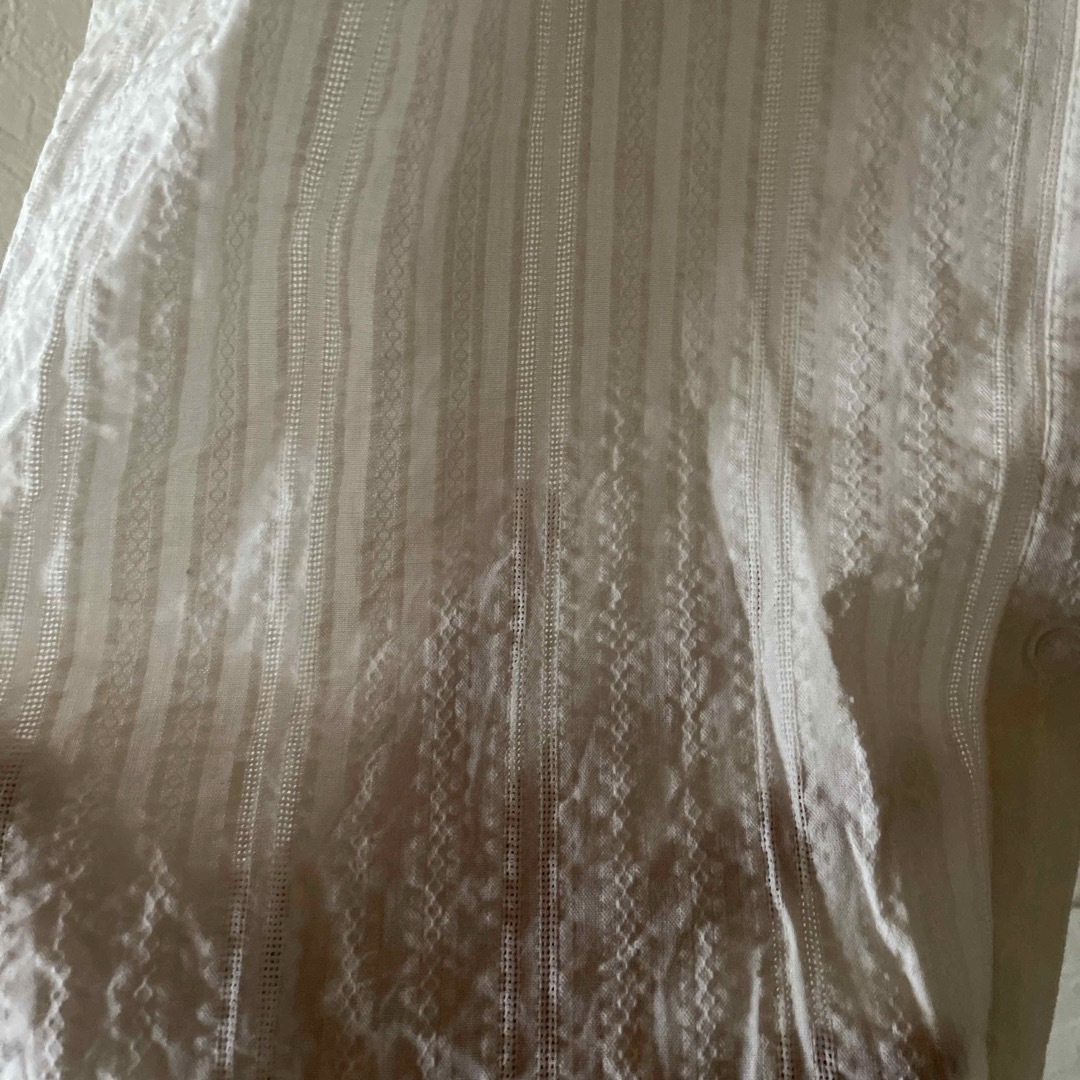 GU(ジーユー)の５３　　大きい　GU 白バフ袖シャツ レディースのトップス(シャツ/ブラウス(半袖/袖なし))の商品写真