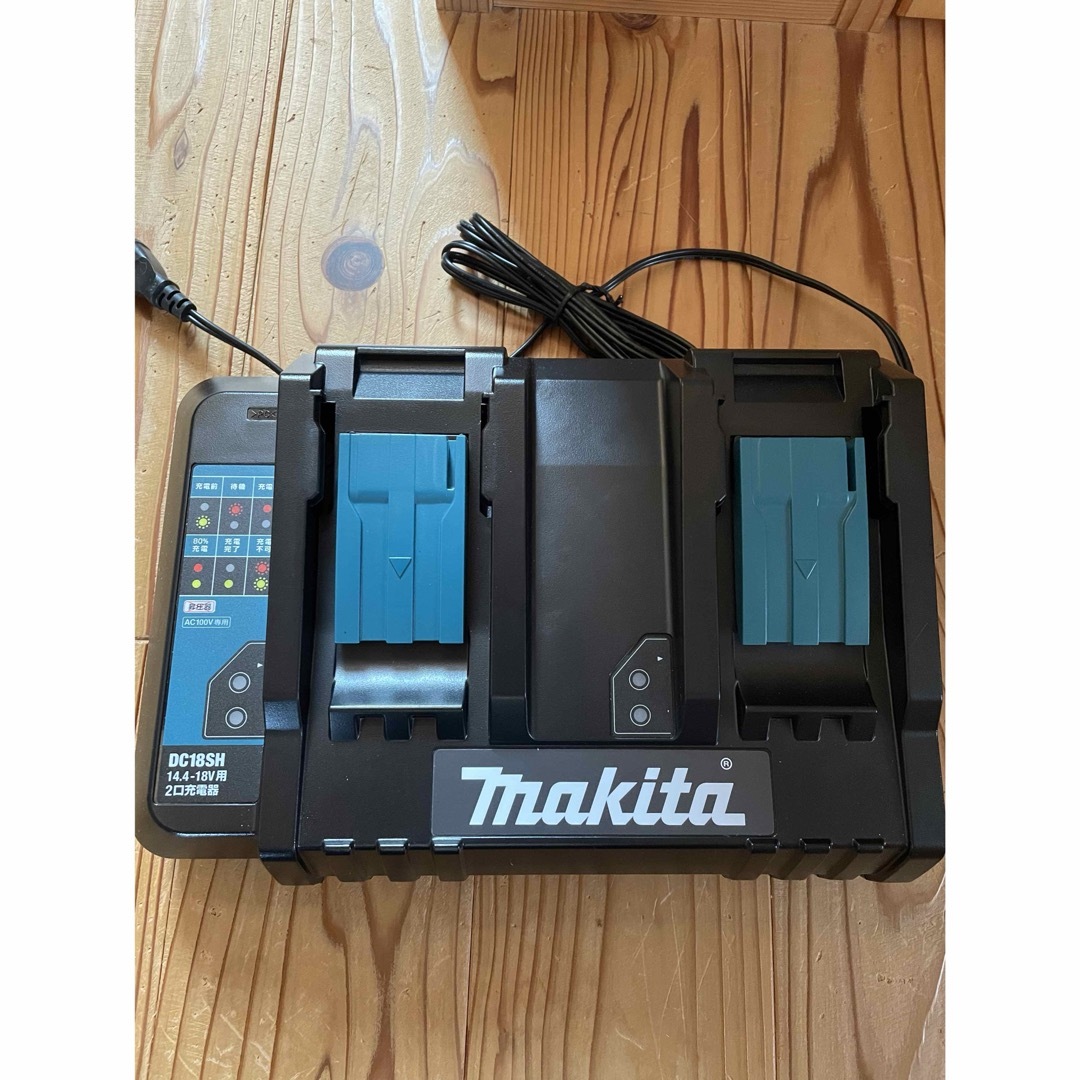 Makita(マキタ)のマキタ　バッテリー充電器14.4Ｖ〜18V 2口用 スマホ/家電/カメラのスマートフォン/携帯電話(バッテリー/充電器)の商品写真