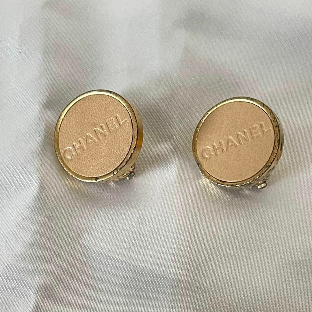 CHANEL - CHANEL シャネル ロゴ イヤリング 00A レザー ベージュ