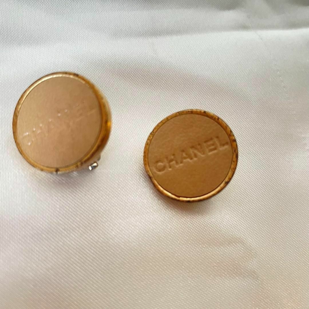 CHANEL - CHANEL シャネル ロゴ イヤリング 00A レザー ベージュ